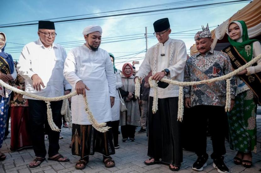 Menteri Pariwisata dan Ekonomi Kreatif Sandiaga Salahuddin Uno meresmikan pembangunan Kawasan Wisata Religi Sukorejo yang diharapkan menjadi venue konferensi internasional wisata religi di Situbondo, Jawa Timur (14/1/2023). 