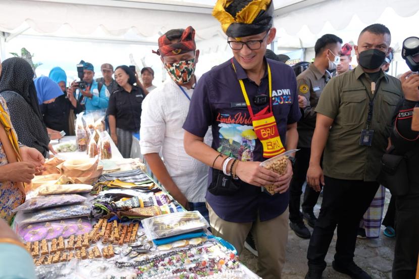 Menteri Pariwisata dan Ekonomi Kreatif, Sandiaga Salahuddin Uno.  Kunjungan wisatawan mancanegara (wisman) ke Indonesia per April 2022 mencapai 11 ribu lebih kunjungan, naik lima kali lipat dibanding bulan yang sama tahun lalu. Dirinya pun optimistis target kunjungan wisman tahun ini bakal tercapai.