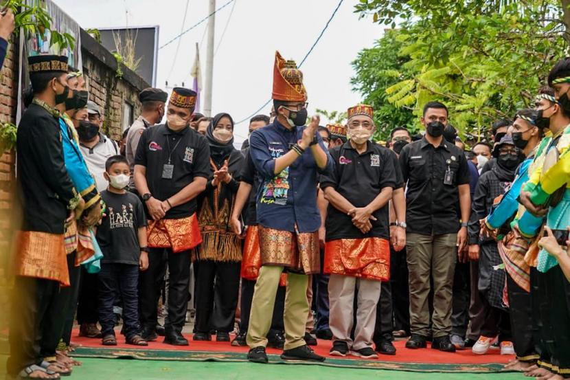 Menteri Pariwisata dan Ekonomi Kreatif Sandiaga Salahuddin Uno, saat memberikan 42 set sprei, sarung bantal, dan handuk untuk home stay di Desa Wisata Nusa, Kecamatan Lhoknga, Kabupaten Aceh Besar, Aceh. 