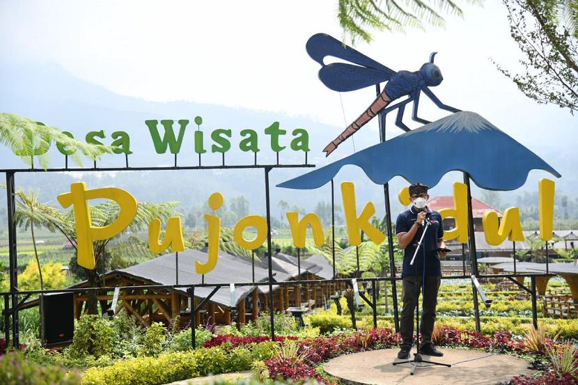Menteri Pariwisata dan Ekonomi Kreatif, Sandiaga Uno di Desa Wisata Pujon Kidul, Malang, Jawa Timur 