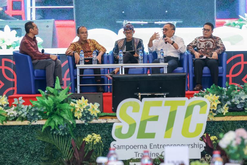 Menteri Pariwisata dan Ekonomi Kreatif, Sandiaga Uno, di sela-sela acara IDEAL di Jakarta, Kamis (10/10/2024) mendorong pelaku UMKM untuk memanfaatkan peluang ekonomi digital yang ditaksir mencapai 110 miliar dolar AS pada 2025. Pemerintah saat ini terus berupaya agar pelaku UMKM mendapatkan perlindungan guna bersaing secara adil sehingga bisnisnya berkembang.