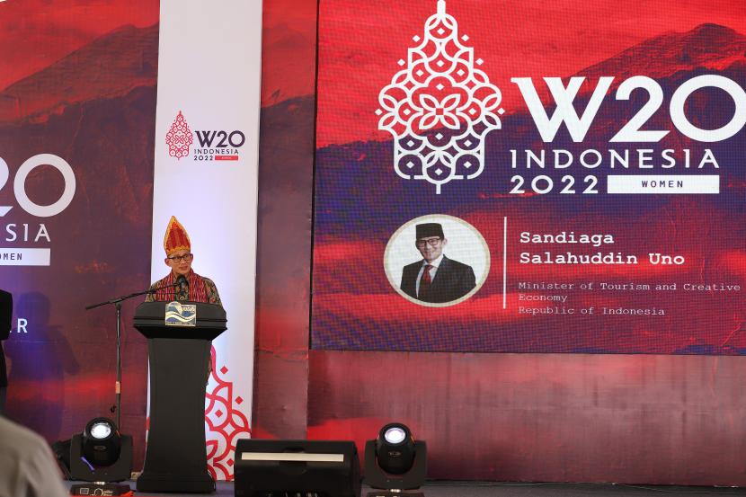 Menteri Pariwisata dan Ekonomi Kreatif, Sandiaga Uno, memberikan sambutan dalam pembukaan acara W20 Indonesia Summit 2022 di Parapat, Danau Toba,Sumatera Utara, Selasa (19/7/2022). Penyelenggaraan Pertemuan Tingkat Tinggi Women20 (W20) akan berlangsung pada 19-21 Juli 2022, di Hotel Niagara dan The Kaldera yang berada persis di tepi Danau Toba, Parapat, Kabupaten Simalungun, Sumatera Utara dengan serangkaian agenda siap dilaksanakan, termasuk dialog dan konferensi dengan fokus pada berbagai topik antara lain menangani diskriminasi untuk pembuatan kebijakan kesetaraan gender dan pemberdayaan ekonomi perempuan 