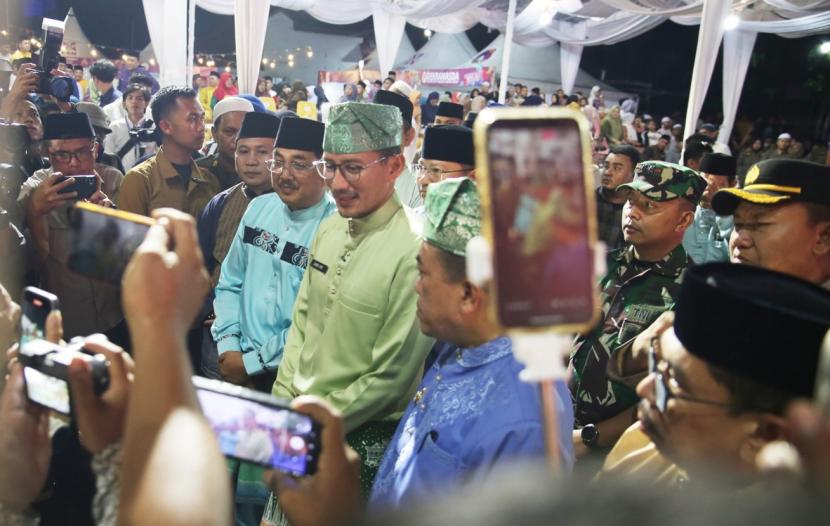 Menteri Pariwisata dan Ekonomi Kreatif, Sandiaga Uno, membuka festival arakan sahur yang digelar pemerintah Kabupaten Tanjung Jabung Barat, Jambi, di alun-alun Kota Kuala Tungkal.