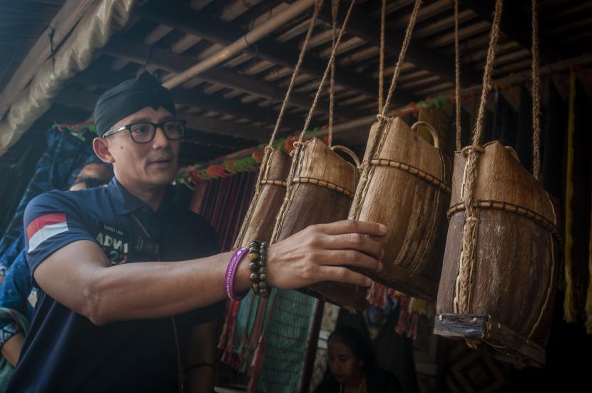 Menteri Pariwisata dan Ekonomi Kreatif Sandiaga Uno mengamati produksi tas koja Suku Badui di Kanekes, Lebak, Banten.