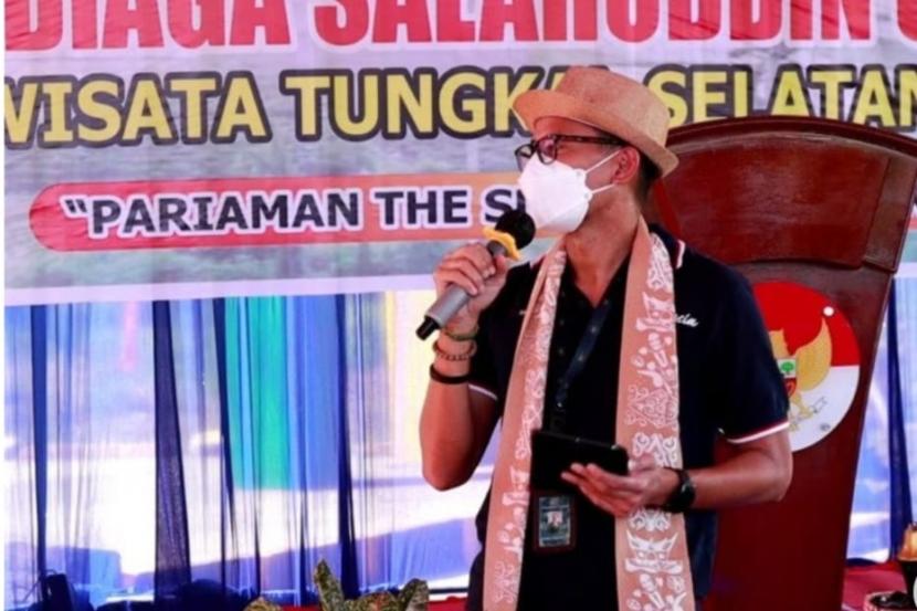 Menteri Pariwisata dan Ekonomi Kreatif Sandiaga Uno menggunakan syal batik sampan saat mengunjungi Kota Pariaman, Sumbar beberapa bulan lalu.