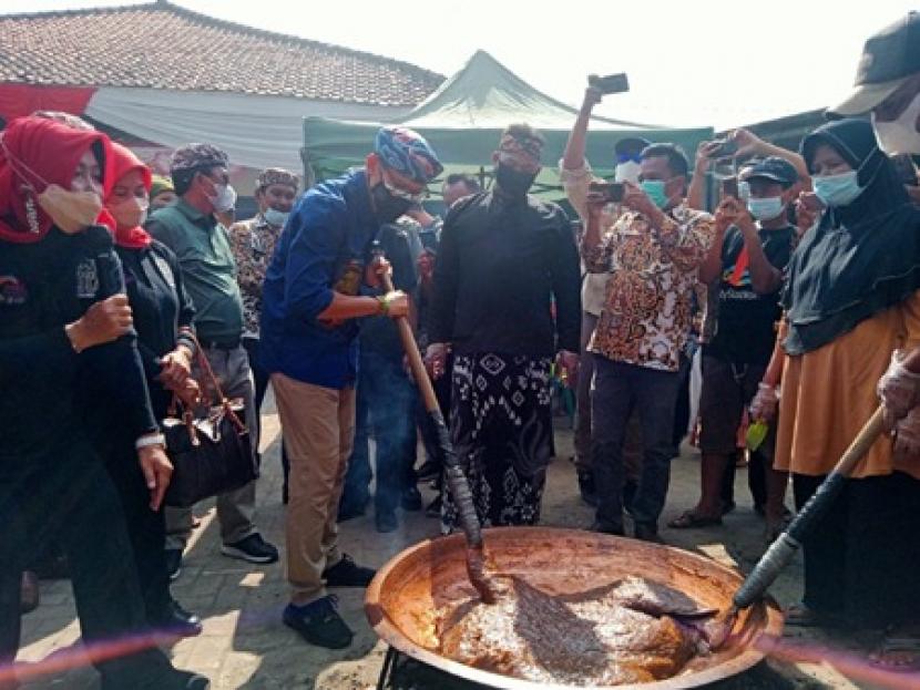 Menteri Pariwisata dan Ekonomi Kreatif, Sandiaga Uno, menyatakan Desa Gegesik Kulon, Kecamatan Gegesik, Kabupaten Cirebon sebagai 50 desa wisata. 