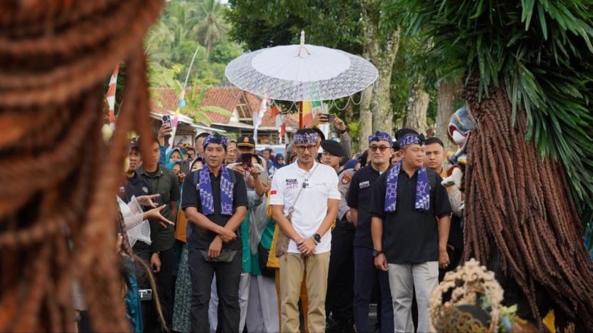 Menteri Pariwisata dan Ekonomi Kreatif Sandiaga Uno saat mengunjungi Desa Selamanik di Kabupaten Ciamis.