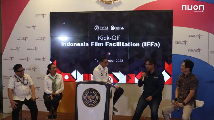Menteri Pariwisata dan Ekonomi Kreatif, Sandiaga Uno (tengah), Deputi Bidang Pemasaran, Ni Made Ayu Marthini, (kedua dari kiri), Deputi Ekonomi Digital dan Produk Kreatif, Neil El Himam (paling kiri), dan Direktur Utama PFN, Dwi Heriyanto (kedua dari kanan) dan COO Nuon, Chandra Tamrin (paling kanan) pada kick off peresmian Indonesia Film Facilitation (IFFa) di Jakarta beberapa waktu lalu.