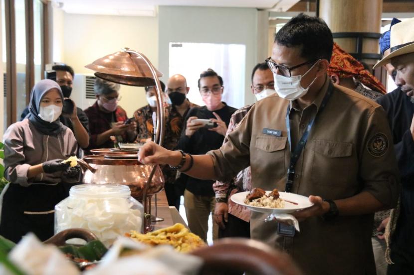 Menteri Pariwisata dan Ekonomi Kreatif Sandiaga Uno saat mencicipi salah satu hidangan di The Surosowan. 