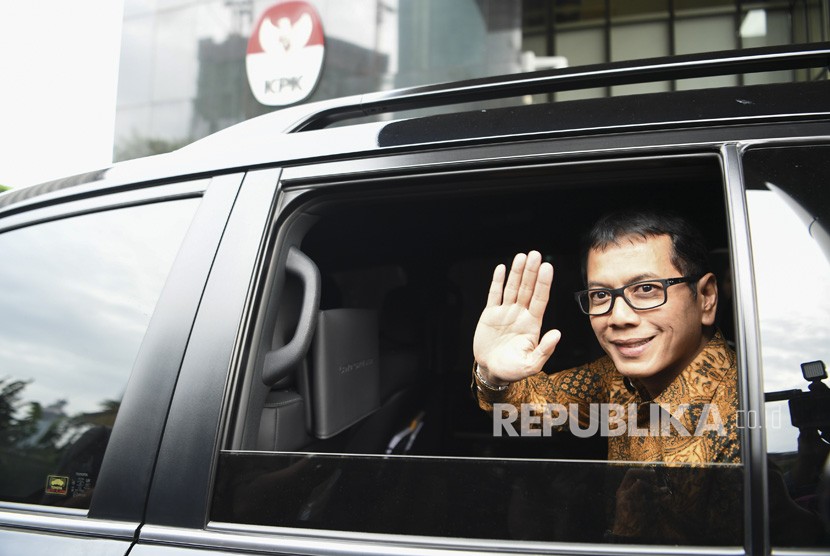 Menteri Pariwisata dan Ekonomi Kreatif Wishnutama Kusubandio memasuki mobilnya usai menyampaikan Laporan Harta Kekayaan Penyelenggara Negara (LHKPN) di gedung KPK, Jakarta, Kamis (9/1/2020). 