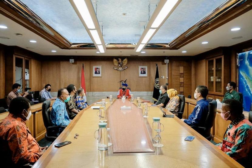 Menteri Pariwisata dan Ekonomi Kreatif/Kepala Badan Pariwisata dan Ekonomi Kreatif Sandiaga Salahuddin Uno bertemu dengan tokoh masyarakat adat Papua.