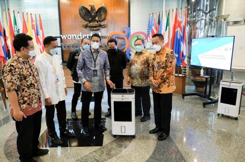 Menteri Pariwisata dan Ekonomi Kreatif/Kepala Badan Pariwisata dan Ekonomi Kreatif Sandiaga Salahuddin Uno menunjukkan produk buatan dalam negeri, Zerocov (Zero Covid).