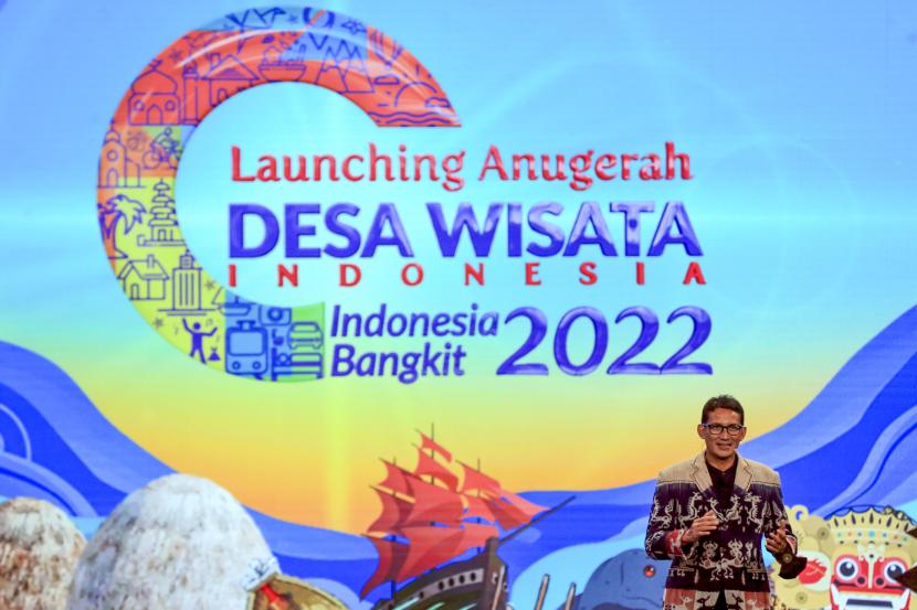 Menteri Pariwisata dan Ekonomi Kreatif/Kepala Badan Pariwisata dan Ekonomi Kreatif Sandiaga Salahuddin Uno memberikan sambutan saat peluncuran Anugerah Desa Wisata Indonesia (ADWI) 2022 di Jakarta, Jumat (18/2/2022). 