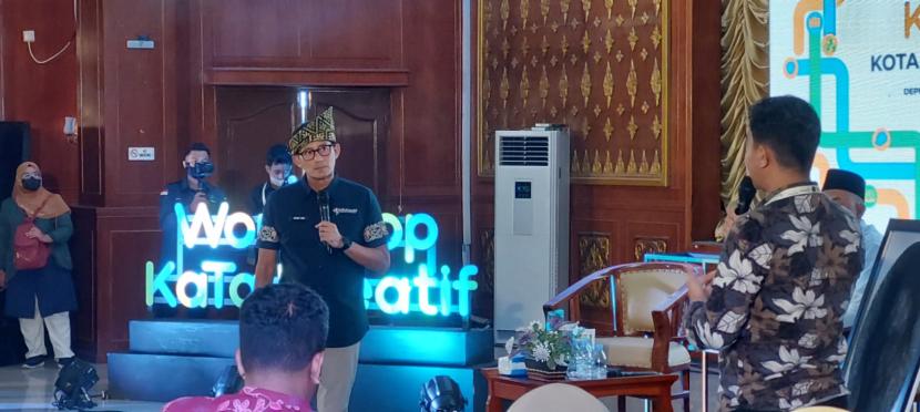 Menteri Pariwisata dan Ekonomi Kreatif/Kepala Badan Pariwisata dan Ekonomi Kreatif Sandiaga Salahuddin Uno memberikan tips kepada para pelaku ekonomi kreatif (Ekraf) di acara Workshop KaTa Kreasi Indonesia di Kota Dumai.