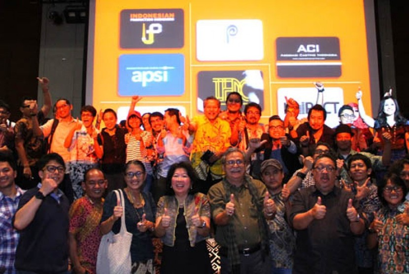 Menteri Pariwisata Ekonomi dan Kreatif Marie Elka Pangestu (tengah) berfoto bersama sejumlah pekerja film dan sineas diantaranya Hengky Sulaiman, Slamet Rahardjo, Didi Petet, Hanung Bramantyo usai mendeklarasikan Asosiasi Film Indonesia atau IMPAS (Indones