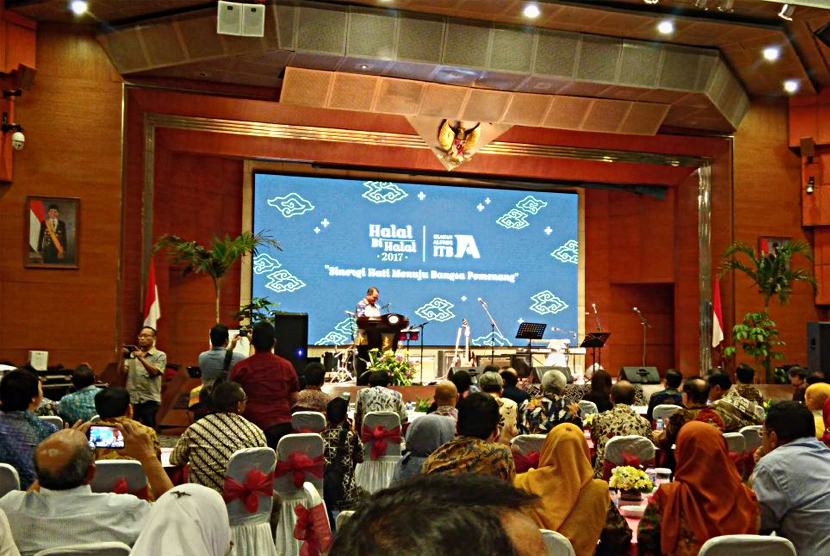 Menteri Pariwisata memberikan kata sambutan di acara Halal Bihalal Alumni ITB di Jakarta, Kamis (6/7) malam.