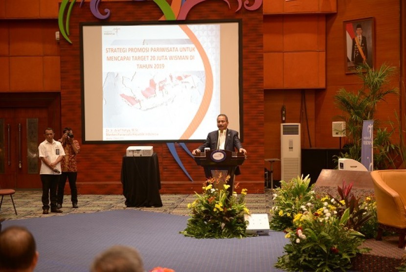 Menteri Pariwisata memberikan sambutan dalam Forum Kerjasama Pariwisata Pemerintah Daerah Seluruh Indonesia, Senin (7/3)