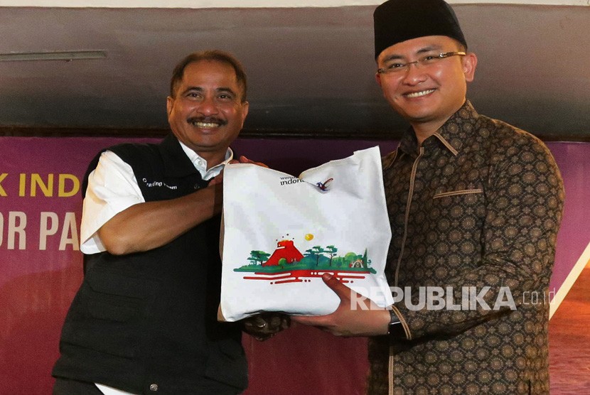 Menteri Pariwisata (Menpar) Arief Yahya (kiri) berjabat tangan dengan Wakil Gubernur Banten Andika Hazrumy (kanan) saat Pencanangan Gerakan Selat Sunda Bangkit di Anyer, Serang, Banten.