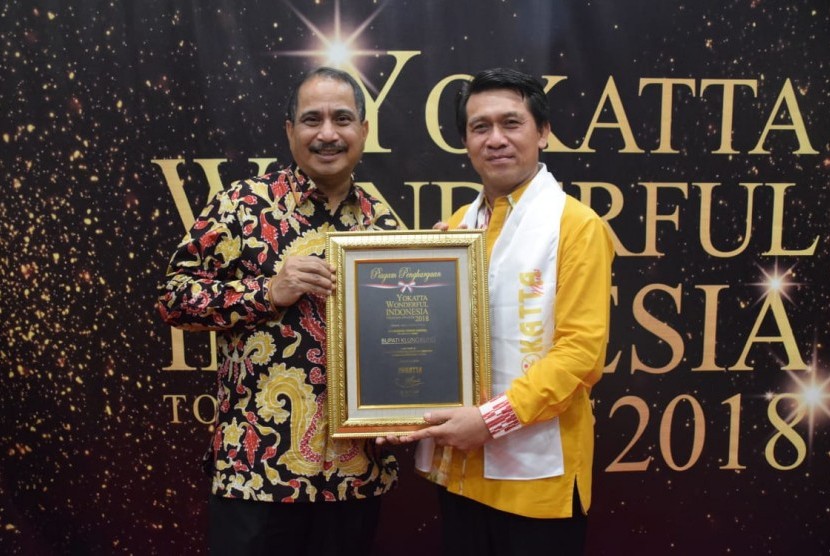 Menteri Pariwisata (Menpar) Arief Yahya (kiri) menyerahkan Wonderful Indonesia Tourism Award 2018 kepada Bupati Klungkung Bali I Nyoman Suwirta di Gedung Sapta Pesona Kantor Kemenpar, Jakarta, Kamis (20/7).