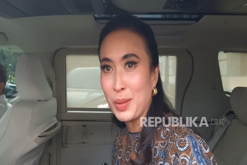 Menteri Pariwisata (Menpar) Widiyanti Putri Wardhana saat diwawancarai di halaman kantor Kementerian Keuangan, Jakarta Pusat, Kamis (10/7/2025).
