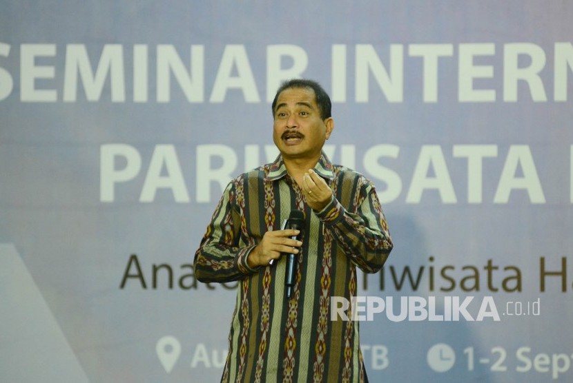 Menteri Pariwisata Republik Indonesia Arief Yahya pada 'Seminar Internasional Parawisata Halal' di Kampus ITB, Kota Bandung, Kamis (1/9). (Republika/Edi Yusuf)