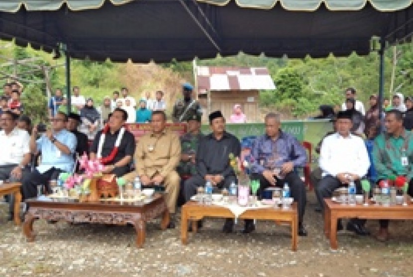 Menteri PDT Helmy Faisal Zaini (ketiga dari kiri) saat berkunjung ke sejumlah wilayah Aceh beberapa waktu lalu