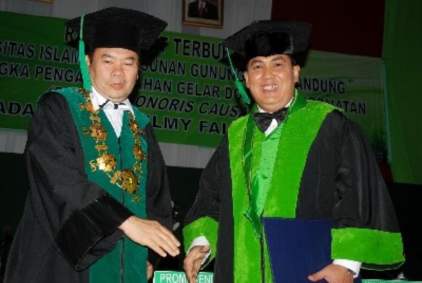 Menteri PDT Helmy Faishal Zaini  mendapat gelar Doktor Kehormatan (Doctor Honoris Causa) oleh Rektor UIN Deddy Ismatullah di kampus UIN Sunan Gunung Djati, Bandung, Senin (26/8).