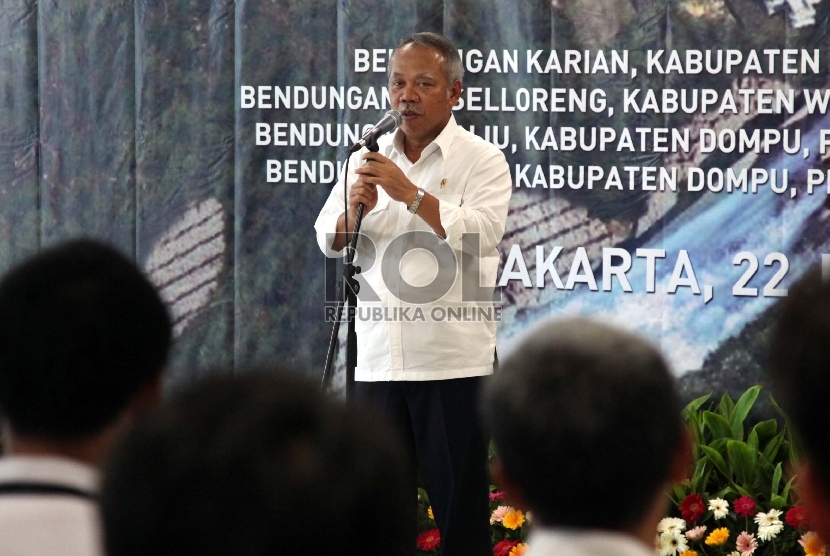 Menteri Pekerjaan Umum dan Perumahan Rakyat Basuki Hadi Muljono berikan sambutan saat akan menandatangani kerjasama di Jakarta, Senin (22/6).