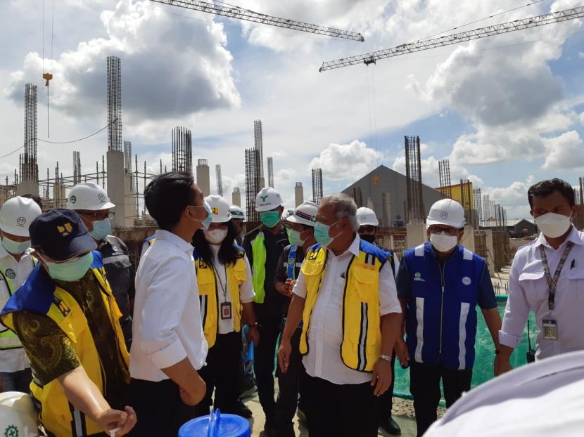 Menteri Pekerjaan Umum dan Perumahan Rakyat, Basuki Hadimuljono didampingi Wali Kota Solo Gibran Rakabuming Raka saat meninjau pembangunan Pasar Legi di Solo, Sabtu (27/3). 