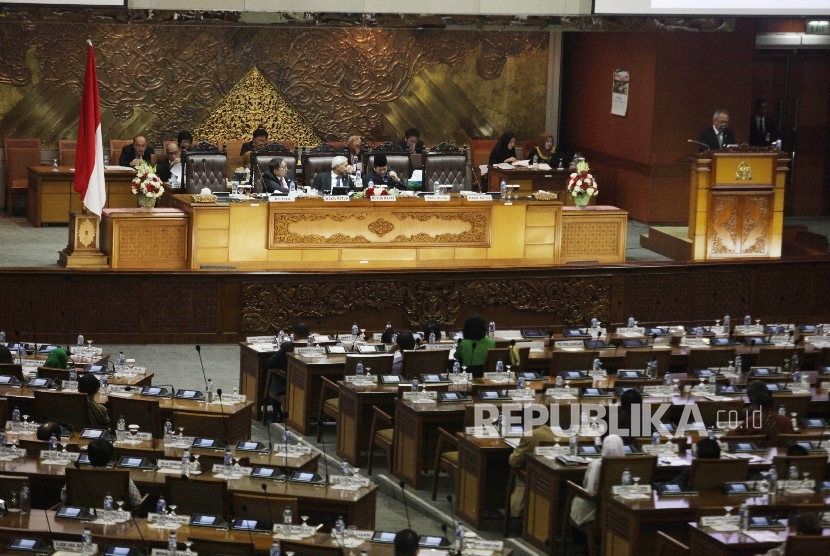  Menteri PUPR Basuki Hadimuljono (kanan) menyampaikan pandangan akhir pemerintah mengenai RUU Tapera pada Sidang Paripurna ke-19 di Kompleks Parlemen Senayan, Jakarta, Selasa (23/2). (Republika/Rakhmawaty La’lamg)