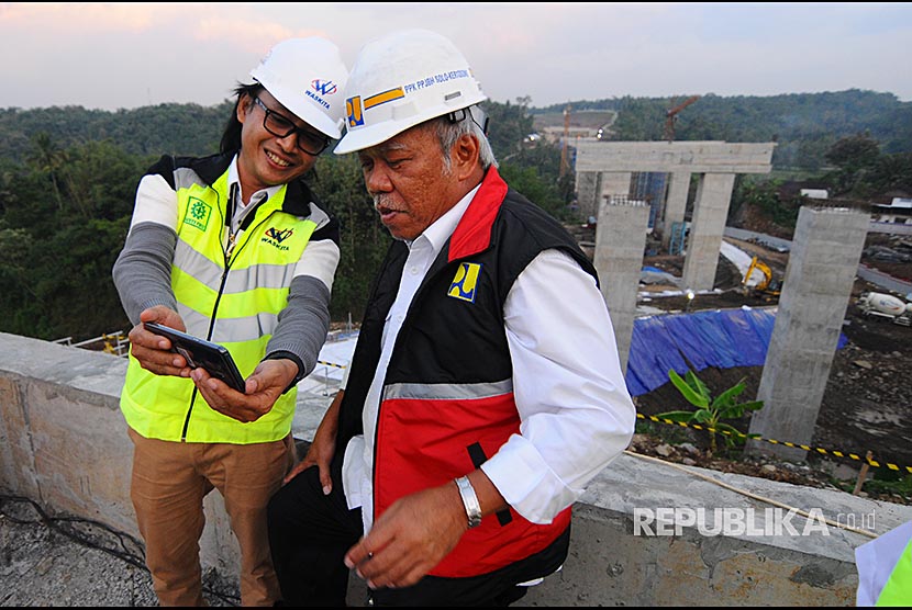 Menteri Pekerjaan Umum dan Perumahan Rakyat Basuki Hadimuljono (kanan) dan Wakil Kepala Divisi IV Waskita Karya Nurman Hidayat (kiri) berbincang saat meninjau proses pembangunan Jembatan Kenteng ruas tol Salatiga-Boyolali di Susukan, Kabupaten Semarang, Jawa Tengah, Sabtu (26/5). 