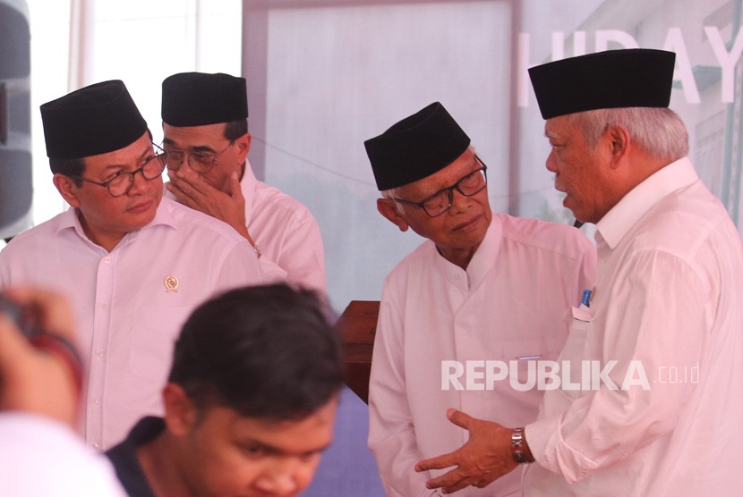 KH Anwar Iskandar (kedua kanan) berbicara dengan Menteri PUPR Basuki Hadimuljono.