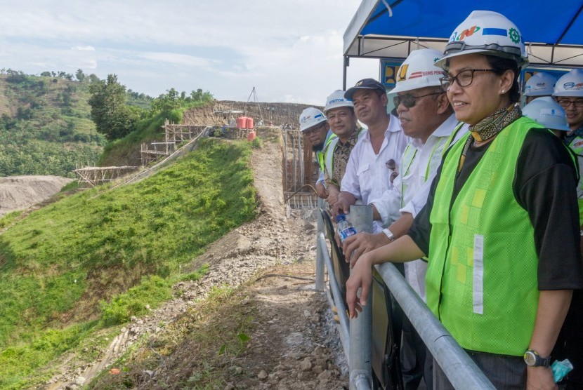 Menteri Pekerjaan Umum dan Perumahan Rakyat Basuki Hadimuljono (kedua kanan) bersama Menteri Keuangan Sri Mulyani Indrawati (kanan) meninjau proyek pembangunan Waduk Logung di Kudus, Jawa Tengah, Jumat (17/2).