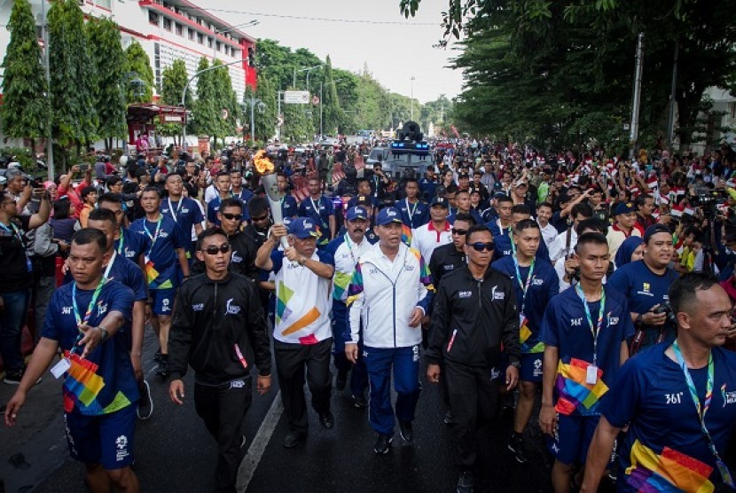 Menteri Pekerjaan Umum dan Perumahan Rakyat Basuki Hadimuljono membawa obor saat kirab obor Asian Games 2018 di Solo, Kamis (19/7). 