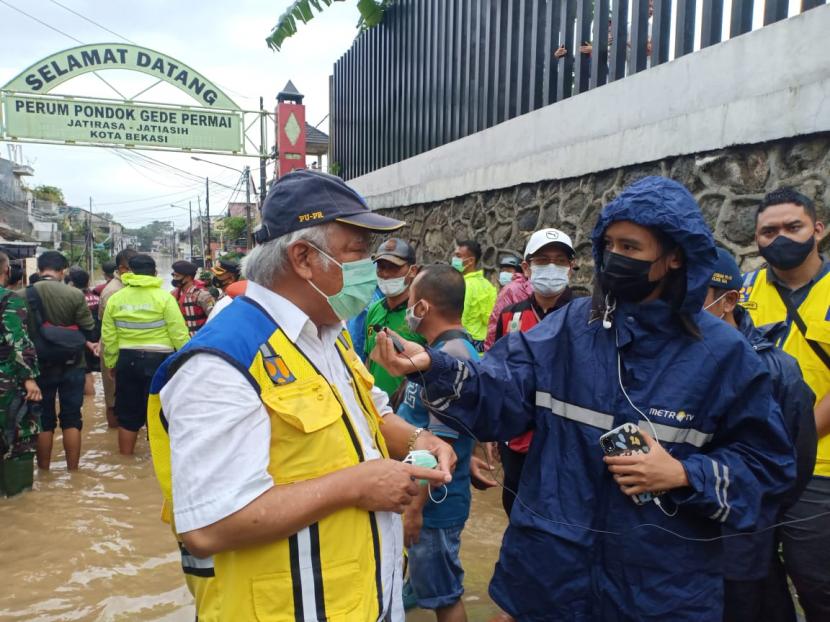 Menteri Pekerjaan Umum dan Perumahan Rakyat Basuki Hadimuljono, meninjau banjir di Perumahan Pondok Gede Permai, Kecataman Jatiasih, Kota Bekasi. Sabtu (20/2).