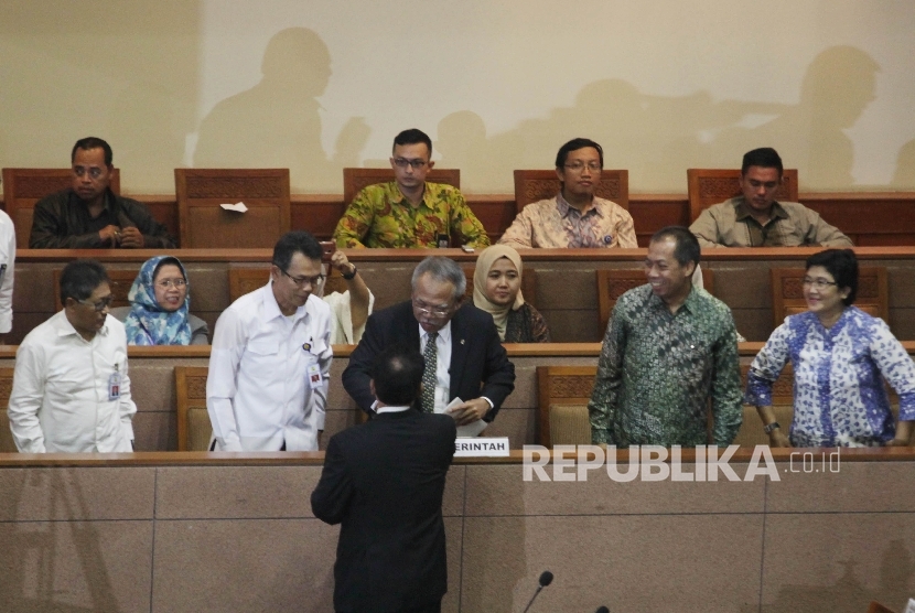 Menteri Pekerjaan Umum dan Perumahan Rakyat Basuki Hadimuljono (tengah) menerima salinan Rancangan Undang-Undang Tabungan Perumahan Rakyat (RUU Tapera) dalam Sidang Paripurna ke-19 di Kompleks Parlemen Senayan, Jakarta, Selasa (23/2).(Republika/Rakhmawaty 