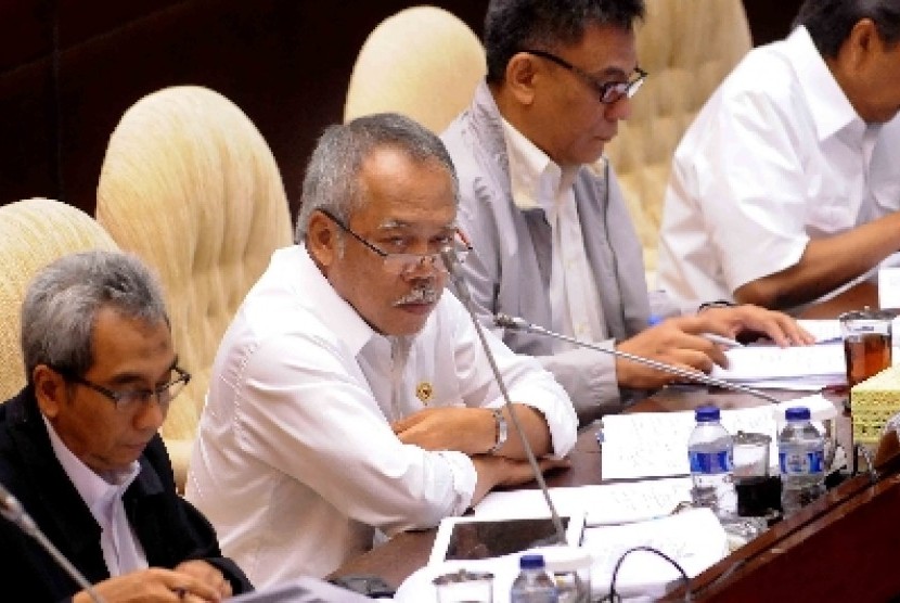 Menteri Pekerjaan Umum dan Perumahan Rakyat (PU-Pera), Basuki Hadimuljono (tengah).