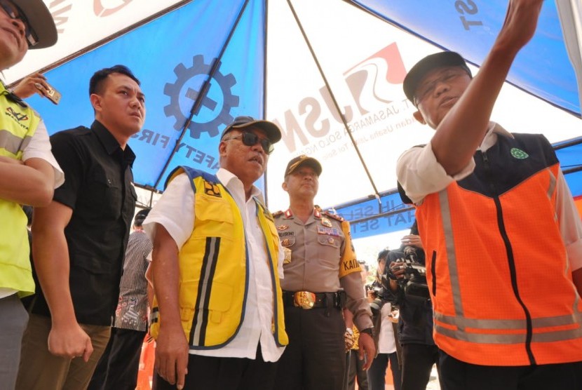 menteri Pekerjaan Umum dan Perumahan Rakyat (PUPR), Basuki Hadimuljono meninjau lokasi jembatan Kali Kenteng, di wilayah Kecamatan Susukan, Kabupaten Semarang, Rabu (13/6). Dari peninjauan ini Menteri PUPR mengungkapkan, proses penyelesaian jembatan di ruas tol seksi Salatiga- Kartasura ini butuh waktu dua bulan.