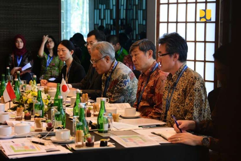 Menteri Pekerjaan Umum dan Perumahan Rakyat (PUPR) Basuki Hadimuljono dengan Duta Besar Jepang untuk Indonesia Masafumi Ishii dan Presiden Japan International Cooperation Agency (JICA) Shinichi Kitaoka, Jumat (12/10), di Nusa Dua, Bali