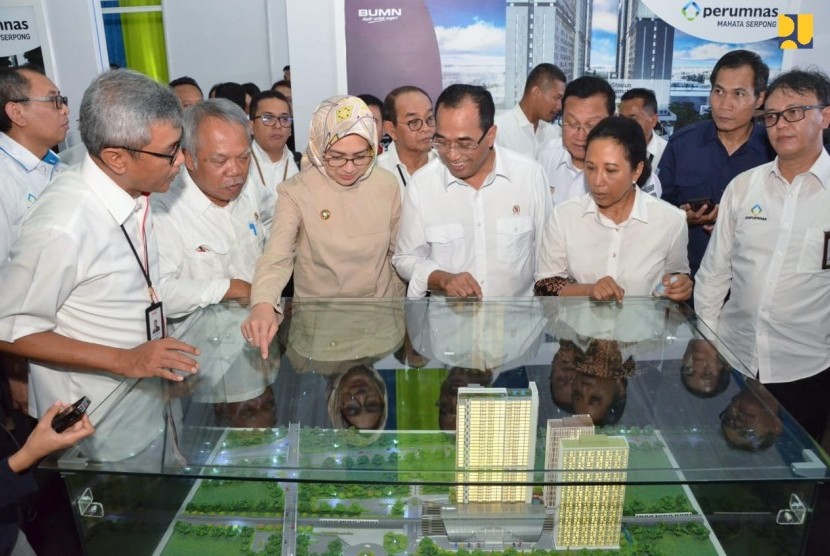 Menteri Pekerjaan Umum dan Perumahan Rakyat (PUPR) Basuki Hadimuljono saat menghadiri Groundbreaking Pembangunan Rusun Terintegrasi dengan konsep Transit Oriented Development (TOD) di 3 Stasiun Kereta yaitu Stasiun Rawa Buntu, Stasiun Jurangmangu, dan Stasiun Cisauk, Selasa (10/12). 