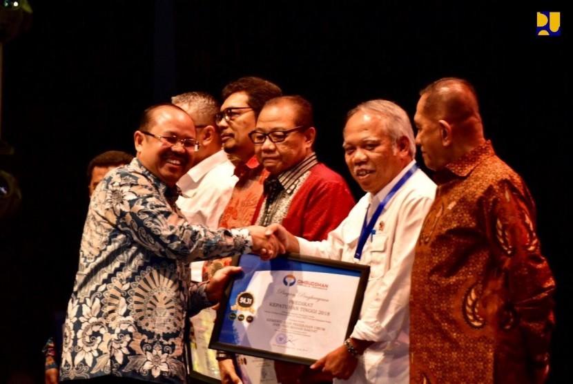 Menteri Pekerjaan Umum dan Perumahan Rakyat (PUPR) Basuki Hadimuljono menerima Penghargaan Predikat Kepatuhan Tinggi 2018 terhadap Standar Pelayanan Publik dari Ombudsman