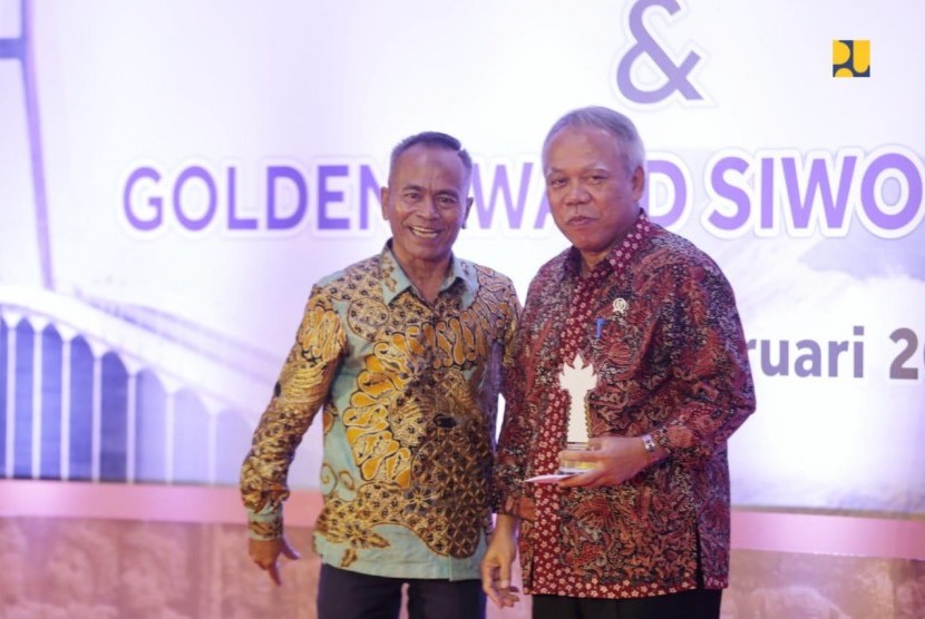 Menteri Pekerjaan Umum dan Perumahan Rakyat (PUPR) Basuki Hadimuljono menerima dua penghargaan Golden Award SIWO PWI Pusat 2019.
