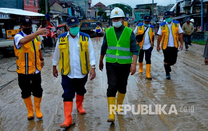 Menteri Pekerjaan Umum dan Perumahan Rakyat (PUPR) Basuki Hadimuljono (kedua kiri) meninjau lokasi banjir bandang di Masamba, Kabupaten Luwu Utara, Sulawesi Selatan, Kamis (16/7/2020). 