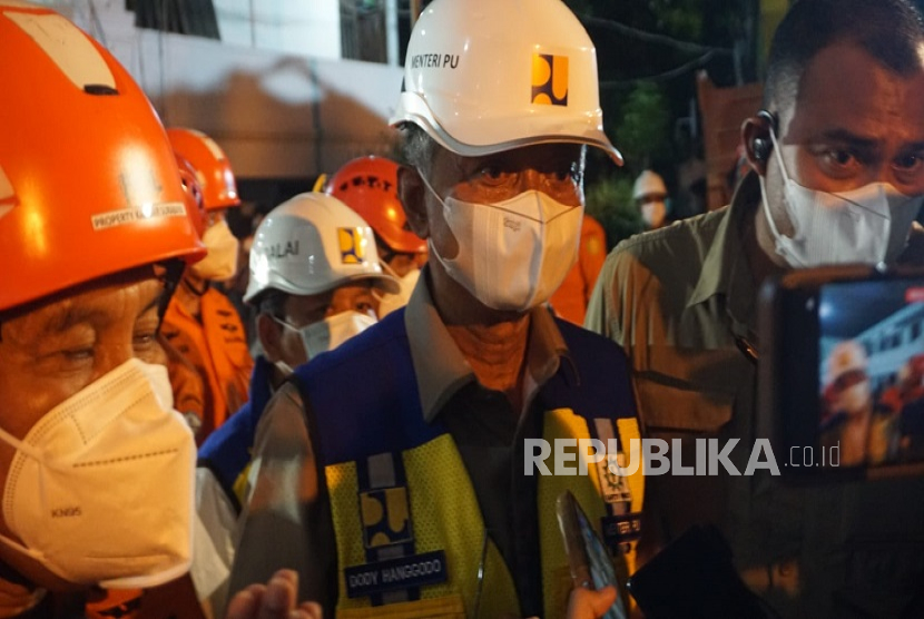 Menteri Pekerjaan Umum dan Perumahan Rakyat (PUPR) RI, Dody Hanggodo saat sesi doorstop dengan awak media di lokasi kejadian, Pondok Pesantren Al Khoziny, Sidoarjo, Jawa Timur, Senin (6/10/2025).