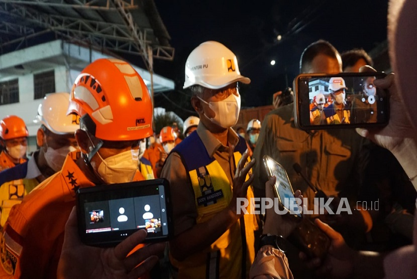 Menteri Pekerjaan Umum dan Perumahan Rakyat (PUPR) RI, Dody Hanggodo saat sesi doorstop dengan awak media di lokasi kejadian, Pondok Pesantren Al Khoziny, Sidoarjo, Jawa Timur, Senin (6/10/2025). 