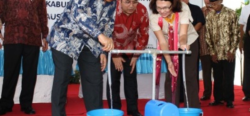 Menteri Pekerjaan Umum Djoko Kirmanto (kiri) bersama Wali Kota Palembang Eddy Santana Putra (tengah) dan Pimpinan Australian Aid (Ausaid) Indonesia Jacqui De Lacy (kanan) membuka kran air bersih PDAM Tirta Musi Palembang.