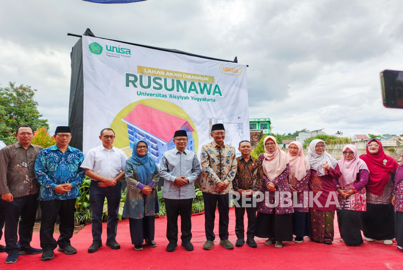 Menteri Pekerjaan Umum (PU) Dody Hanggodo (tengah) bersama Ketua Umum PP Muhammadiyah Haedar Nashir meninjau lokasi pembangunan Rusunawa Universitas Aisyiyah Yogyakarta (Unisa) yang rencananya akan dibangun enam lantai dengan kapasitas 300 mahasiswa. 