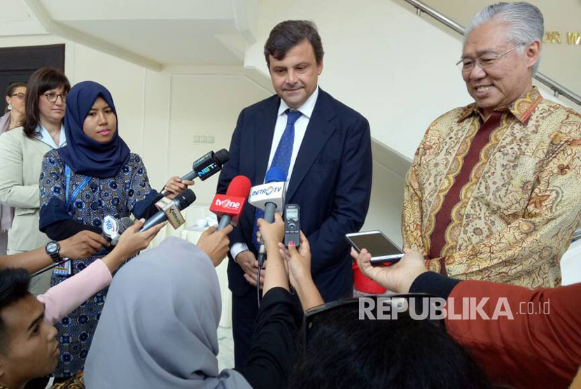 Menteri Pembangunan Ekonomi Italia Carlo Calenda didampingi oleh Menteri Perdagangan RI Enggartiasto Lukita di Kantor Wakil Presiden, Senin (15/5).