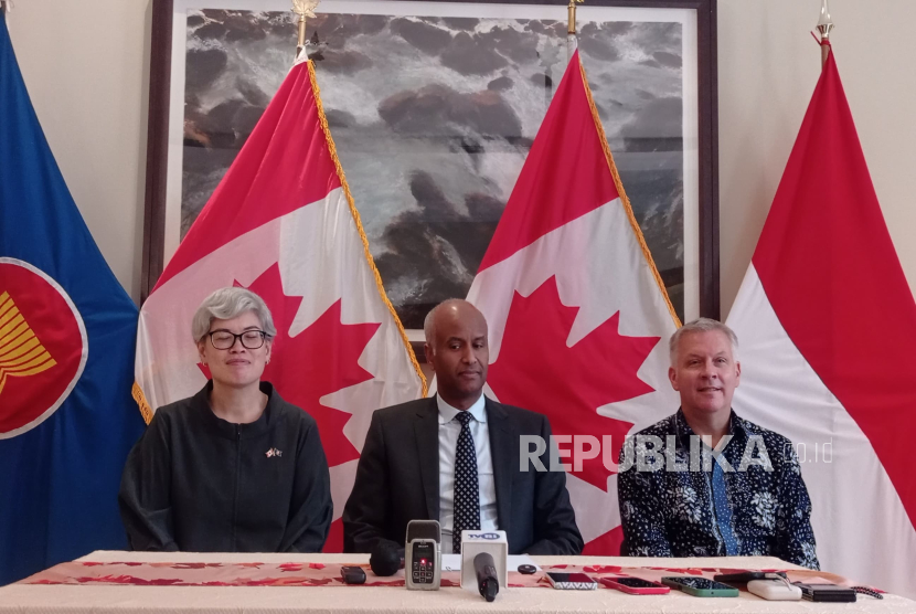 Menteri Pembangunan Kanada Ahmed Hussen (tengah) bersama Dubes Kanada untuk Indonesia Jess Dutton (Kanan) saat memberikan kenterangan pers di Kediaman Dubes Kanada di Jakarta, Jumat (14/2/2025))