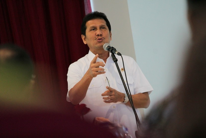 Menteri Pemberdayaan Aparatur Negara dan Reformasi Birokasi (Menpan RB) Asman Abnur menyampaikan pidato kepada sejumlah pemangku kepentingan saat kunjungan kerja di Pelabuhan Tanjung Perak, Surabaya, Jawa Timur, Jumat (18/11).